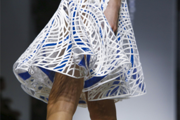 عرض فيرساتشي للأزياء الفاخرة لربيع وصيف 2016