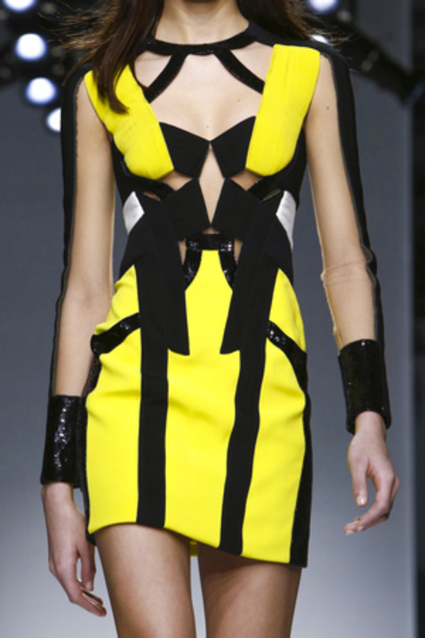 عرض فيرساتشي للأزياء الفاخرة لربيع وصيف 2016