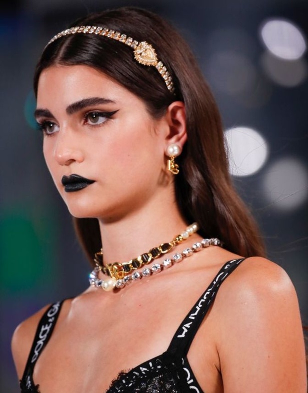 عرض أزياء Dolce & Gabbana لخريف 2021 بين نوستالجيا التسعينيات وتطوّر الحاضر