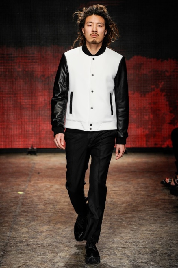 المصممة دونا كاران في نهاية عرض مجموعتها لخريف 2014 من أسبوع نيويورك للأزياء