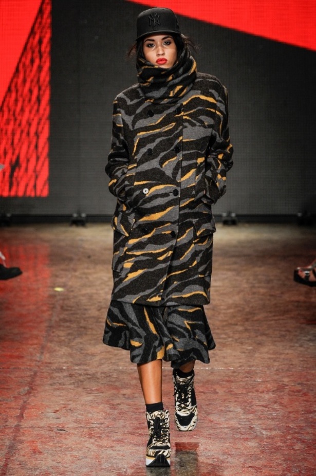 المصممة دونا كاران في نهاية عرض مجموعتها لخريف 2014 من أسبوع نيويورك للأزياء