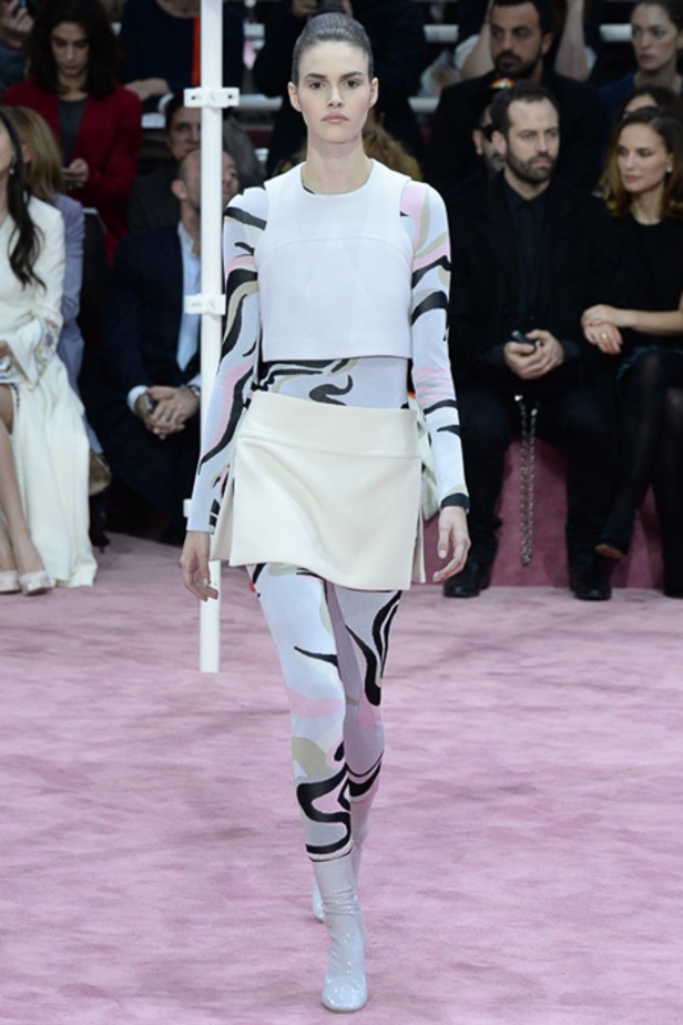 الأقمشة المطبّعة تبرز هوية ديور للأزياء الراقية 