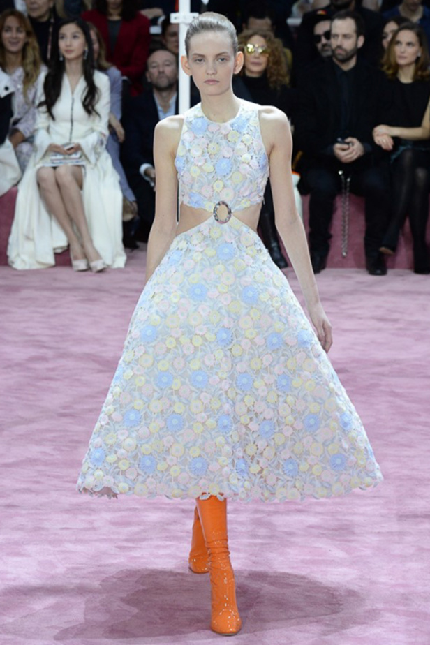 الأقمشة المطبّعة تبرز هوية ديور للأزياء الراقية 