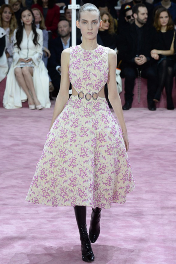 الأقمشة المطبّعة تبرز هوية ديور للأزياء الراقية 