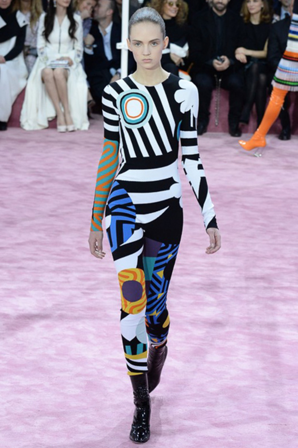 الأقمشة المطبّعة تبرز هوية ديور للأزياء الراقية 