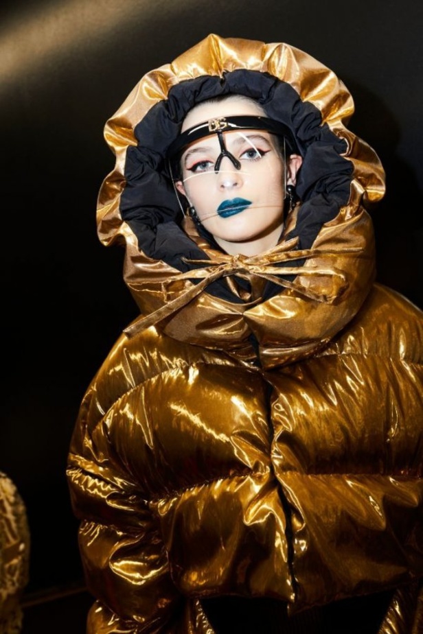 عرض أزياء Dolce & Gabbana لخريف 2021 بين نوستالجيا التسعينيات وتطوّر الحاضر