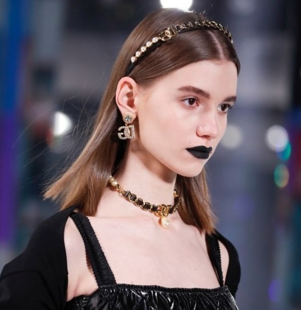 عرض أزياء Dolce & Gabbana لخريف 2021 بين نوستالجيا التسعينيات وتطوّر الحاضر