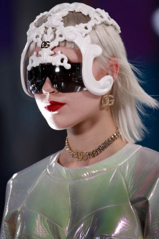 عرض أزياء Dolce & Gabbana لخريف 2021 بين نوستالجيا التسعينيات وتطوّر الحاضر