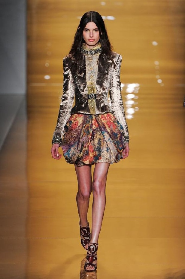 بريق الشك والترتر اللمّاع يميّزان تصاميم ريم عكرا