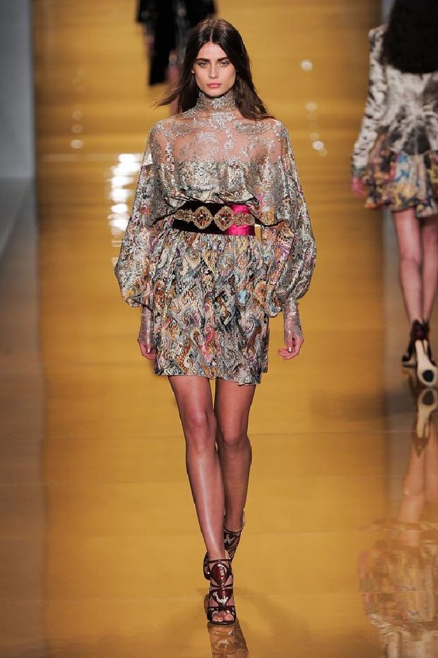 بريق الشك والترتر اللمّاع يميّزان تصاميم ريم عكرا