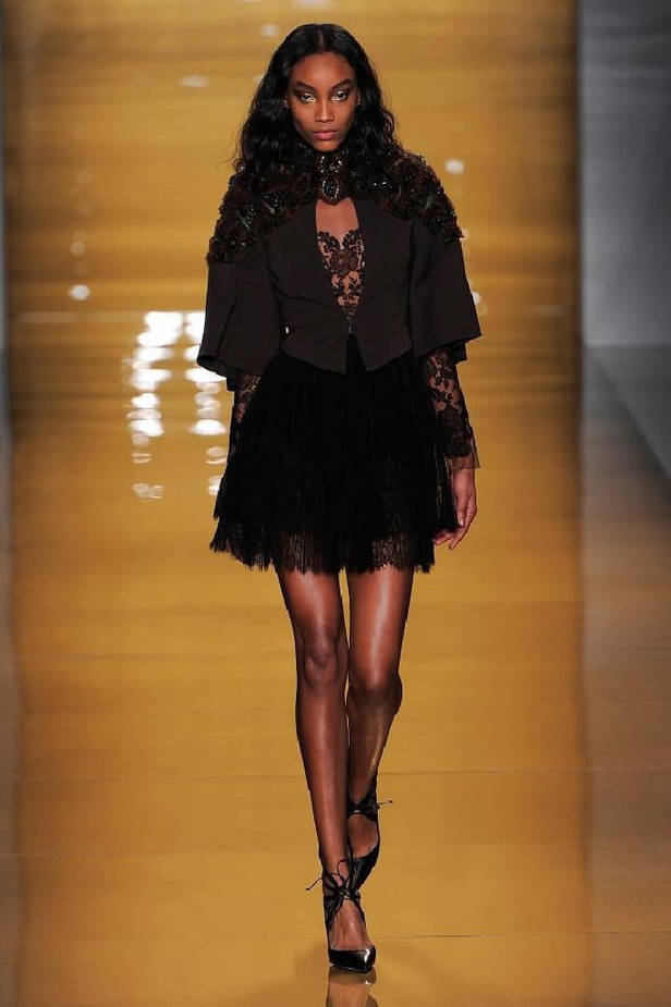 بريق الشك والترتر اللمّاع يميّزان تصاميم ريم عكرا