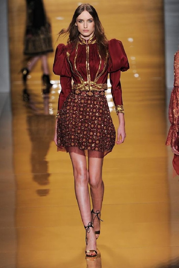 بريق الشك والترتر اللمّاع يميّزان تصاميم ريم عكرا