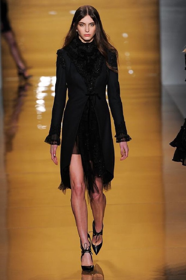 بريق الشك والترتر اللمّاع يميّزان تصاميم ريم عكرا