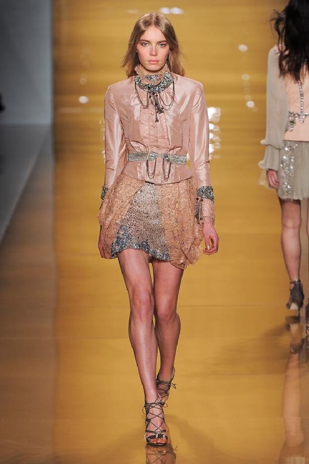 بريق الشك والترتر اللمّاع يميّزان تصاميم ريم عكرا