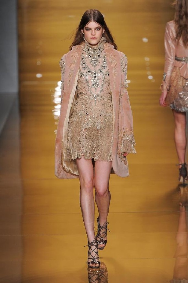 بريق الشك والترتر اللمّاع يميّزان تصاميم ريم عكرا