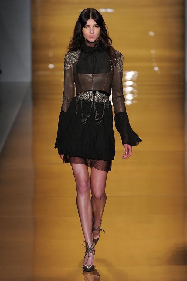 بريق الشك والترتر اللمّاع يميّزان تصاميم ريم عكرا