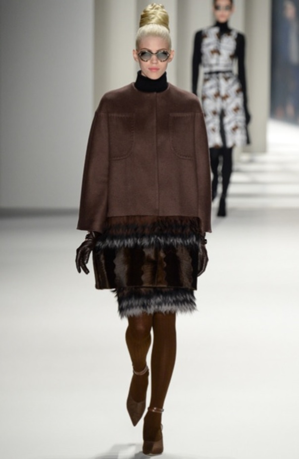  المصممة كارولينا هيريرا تطل على الحضور في نهاية عرض مجموعتها لخريف 2014.