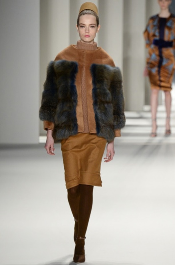  المصممة كارولينا هيريرا تطل على الحضور في نهاية عرض مجموعتها لخريف 2014.