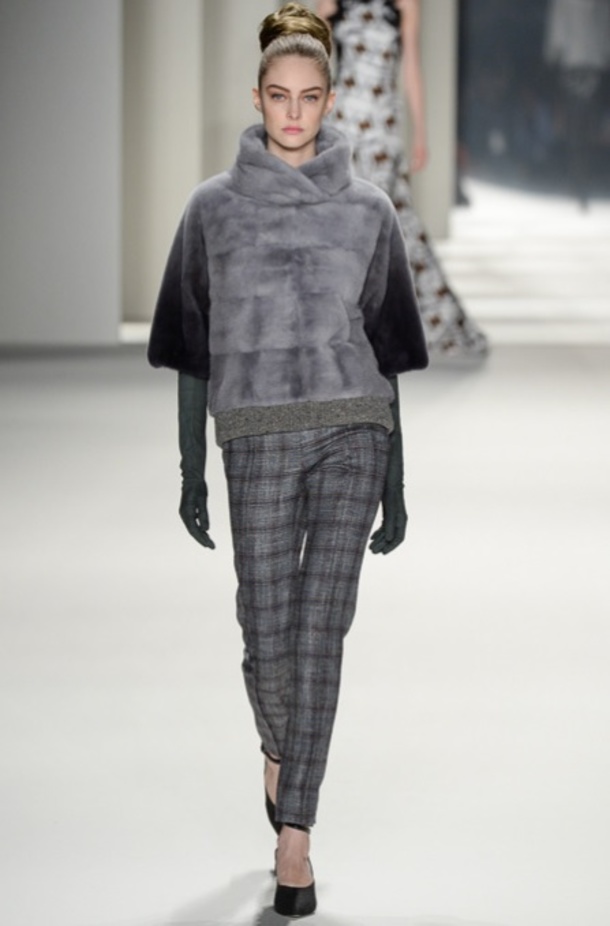  المصممة كارولينا هيريرا تطل على الحضور في نهاية عرض مجموعتها لخريف 2014.