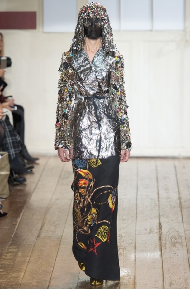 مزيج من الأقمشة الغريبة في مجموعة Maison Martin Margiela