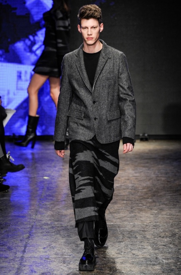 المصممة دونا كاران في نهاية عرض مجموعتها لخريف 2014 من أسبوع نيويورك للأزياء