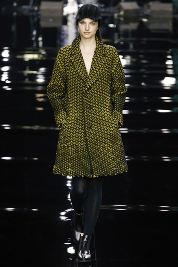 عرض Issey Miyakeوالقصات العصرية