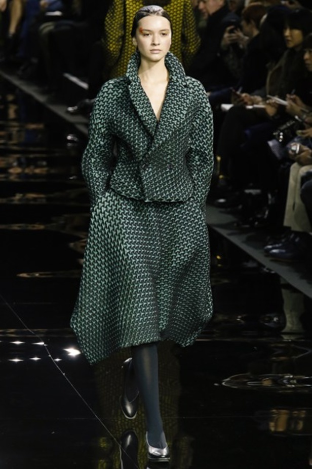 عرض Issey Miyakeوالقصات العصرية