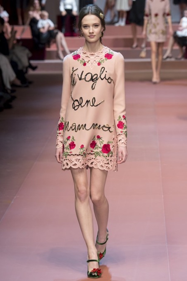 عندما تُكرّم دار Dolce & Gabbana الأم.. والعائلة!