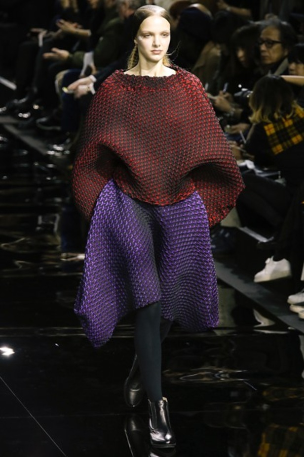 عرض Issey Miyakeوالقصات العصرية