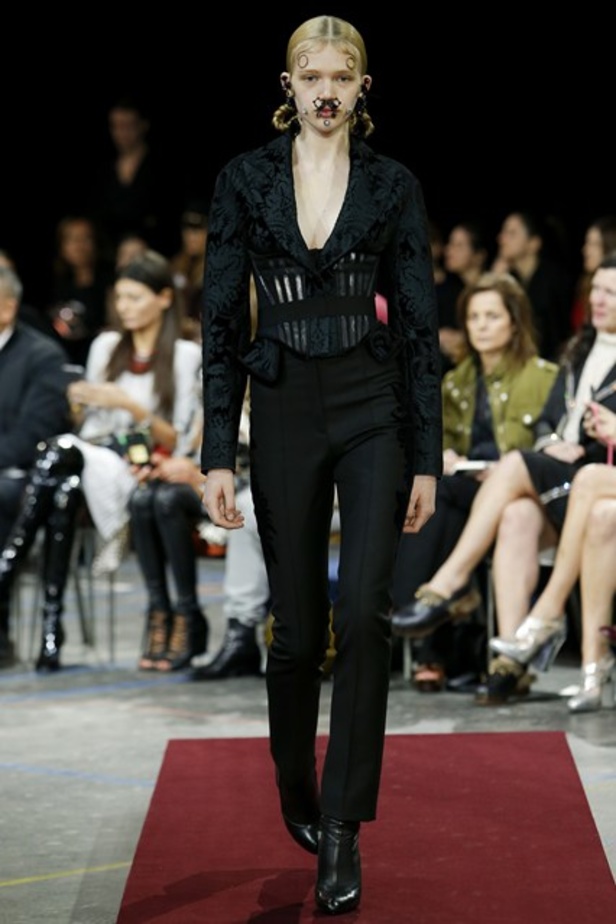 Givenchy بين الأسلوب الفيكتوري والهندي! 