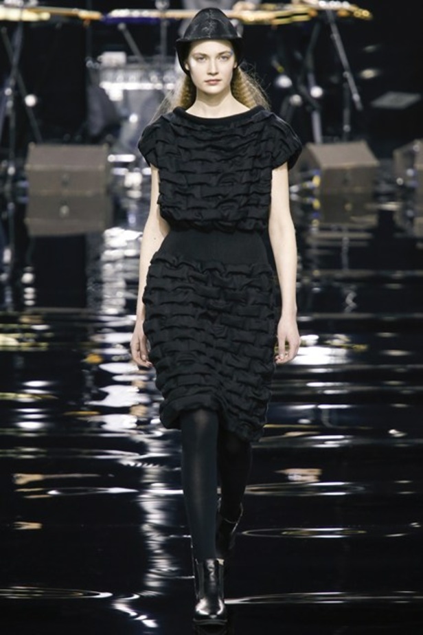 عرض Issey Miyakeوالقصات العصرية