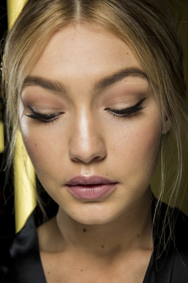 عندما تُكرّم دار Dolce & Gabbana الأم.. والعائلة!