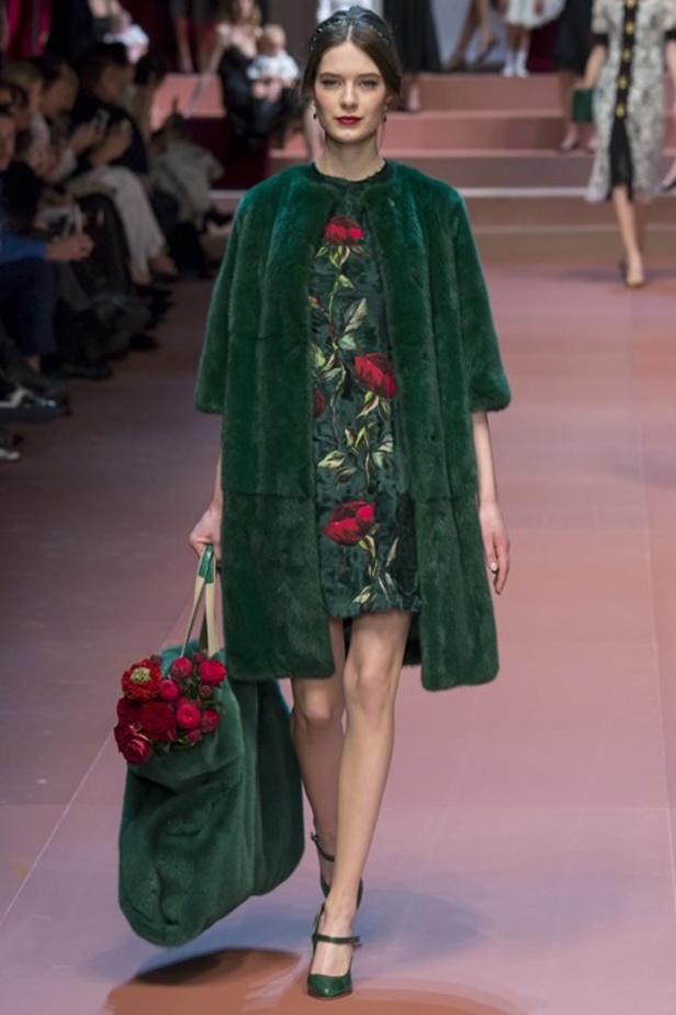 عندما تُكرّم دار Dolce & Gabbana الأم.. والعائلة!