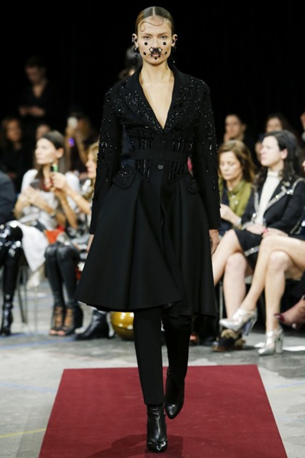 Givenchy بين الأسلوب الفيكتوري والهندي! 