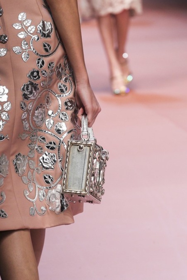 عندما تُكرّم دار Dolce & Gabbana الأم.. والعائلة!