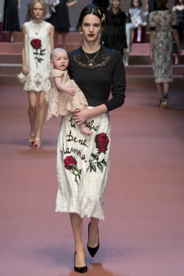 عندما تُكرّم دار Dolce & Gabbana الأم.. والعائلة!