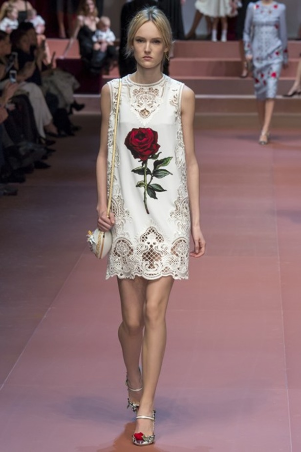 عندما تُكرّم دار Dolce & Gabbana الأم.. والعائلة!