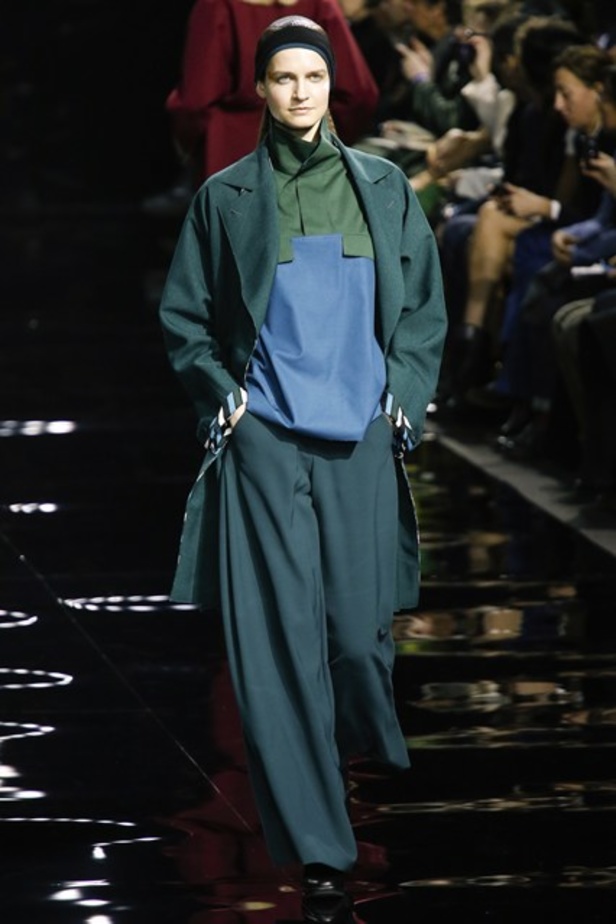 عرض Issey Miyakeوالقصات العصرية