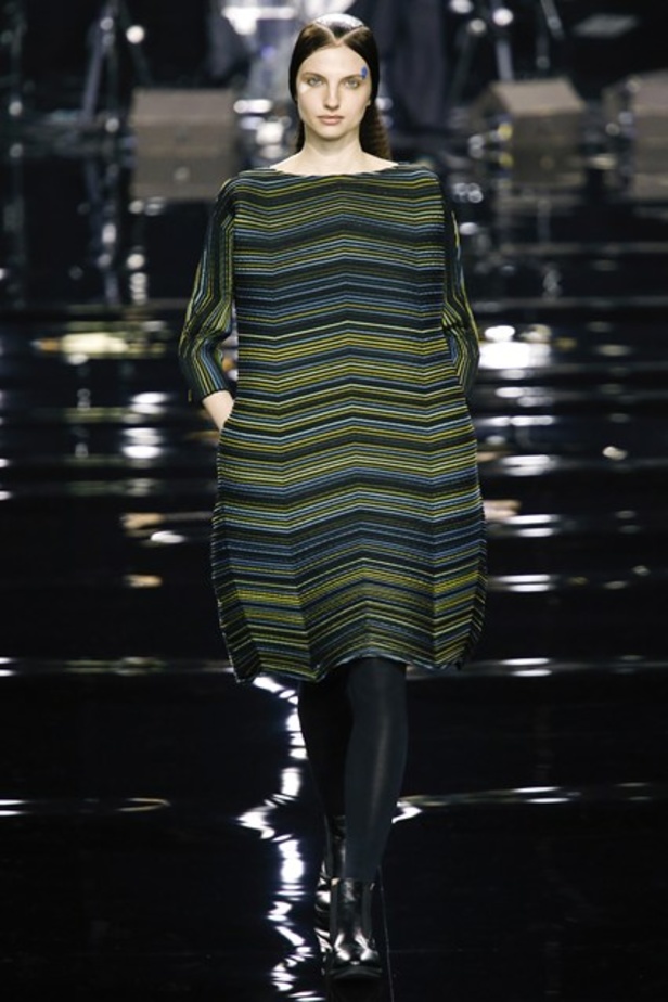 عرض Issey Miyakeوالقصات العصرية