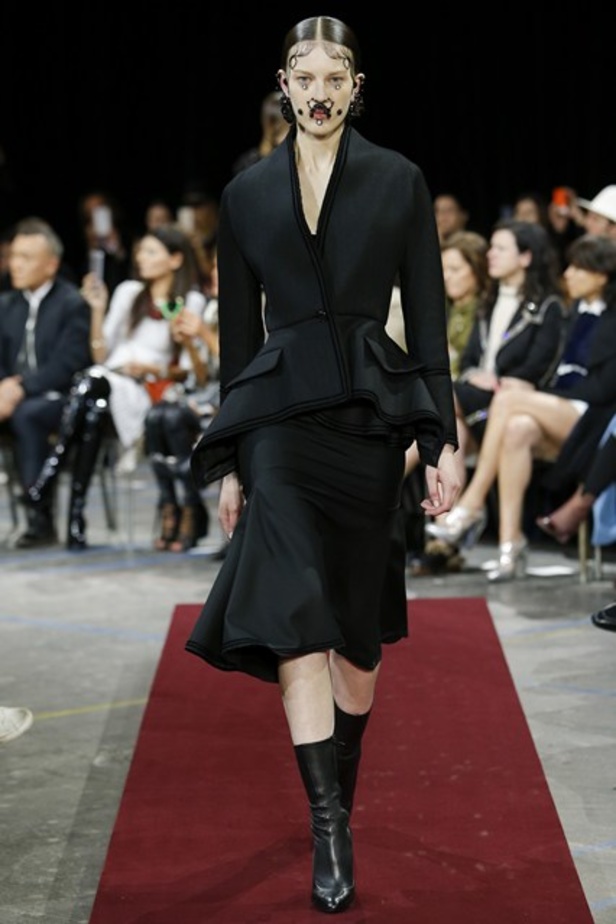 Givenchy بين الأسلوب الفيكتوري والهندي! 