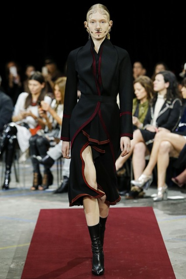 Givenchy بين الأسلوب الفيكتوري والهندي! 