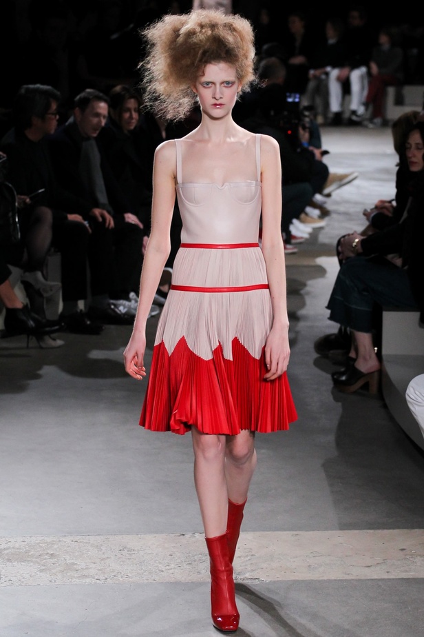 عرض Alexander McQueen كلاسيكية ولكن