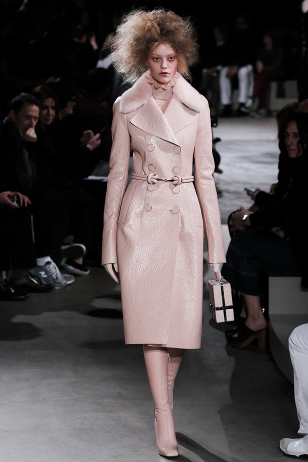 عرض Alexander McQueen كلاسيكية ولكن