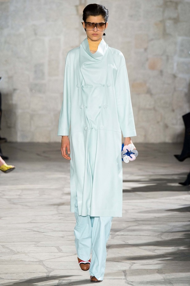 Loewe للمرأة العصرية والأنيقة