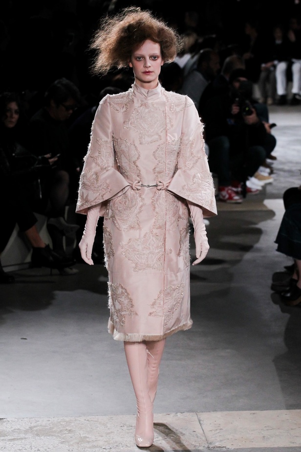 عرض Alexander McQueen كلاسيكية ولكن