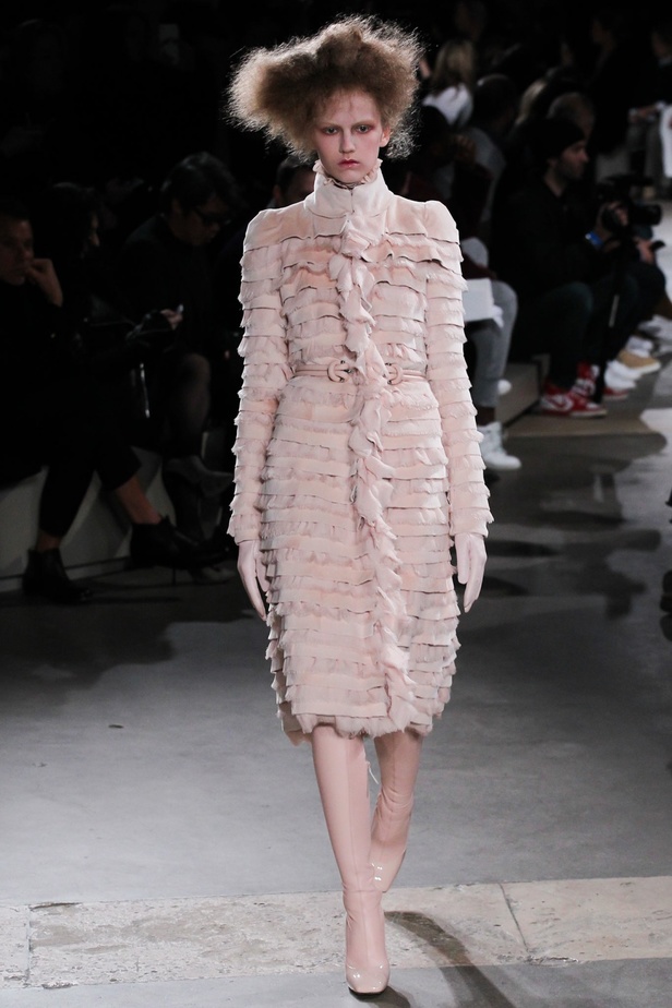 عرض Alexander McQueen كلاسيكية ولكن