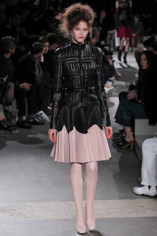عرض Alexander McQueen كلاسيكية ولكن