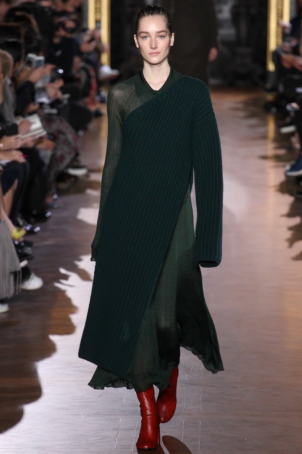 أناقة عصريّة متجدّدة في مجموعة "Stella Mccartney"