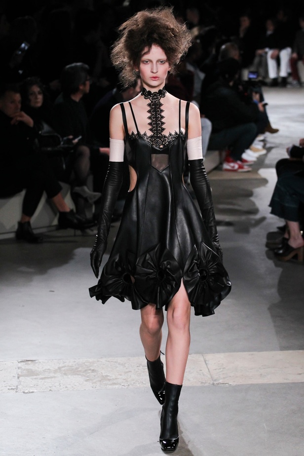 عرض Alexander McQueen كلاسيكية ولكن