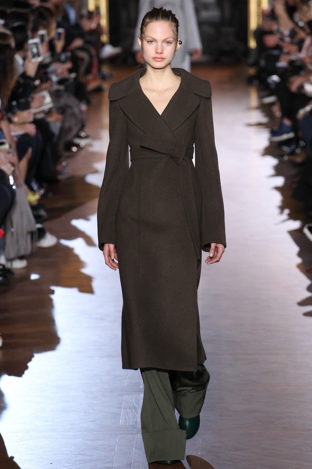 أناقة عصريّة متجدّدة في مجموعة "Stella Mccartney"